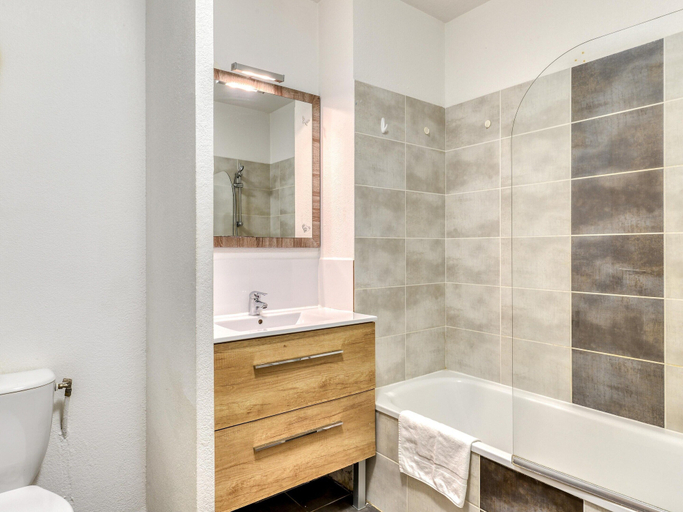 Bathroom, Tranquil Village Apartment for 6, Pyrénées-Orientales