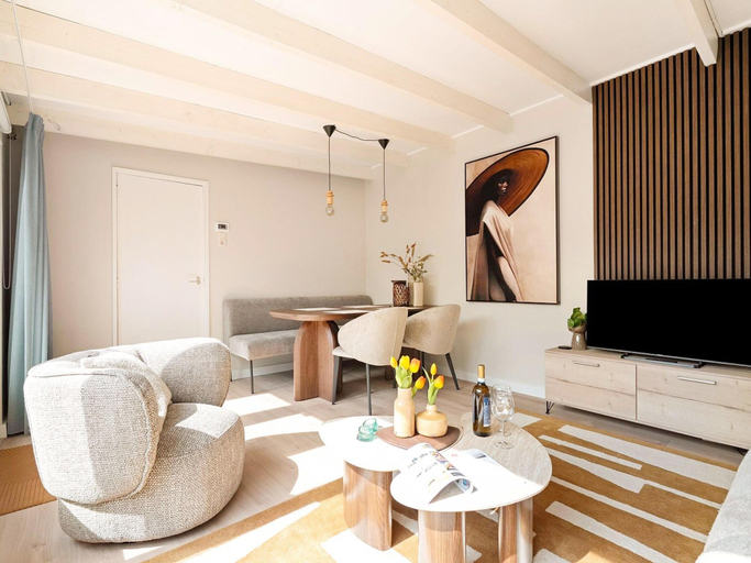 Living room 3, Fantastic Holiday Home Near hot tub, Zijpe