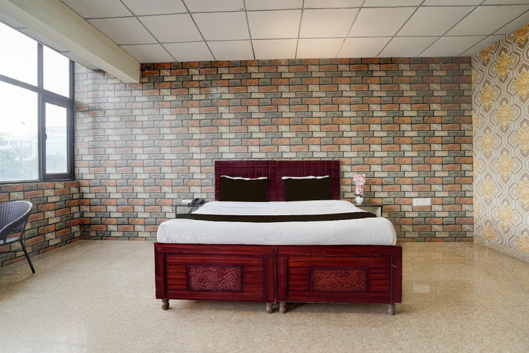 Room 3, Deluxe Hotel Alpha, Sahibzada Ajit Singh Nagar
