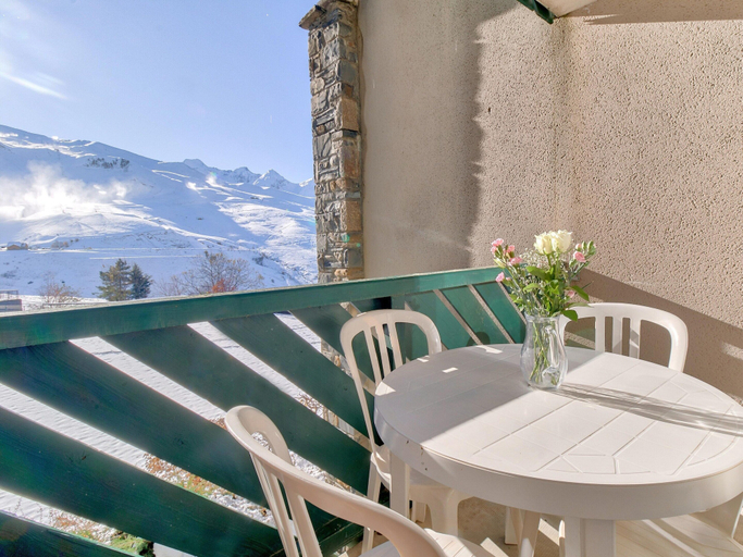 Balcony 2, Central Auris-en-oisans Stay for 4, Hautes-Pyrénées