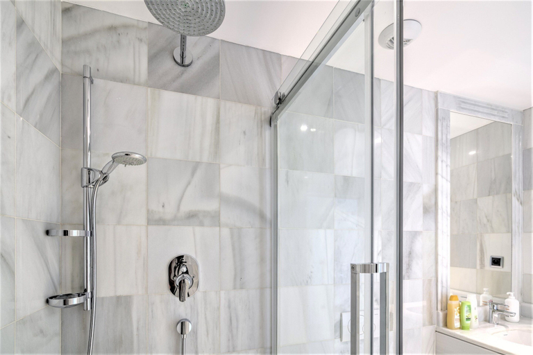 Bathroom 2, 9-persons Apartment in Centre of Antwerp, Antwerpen