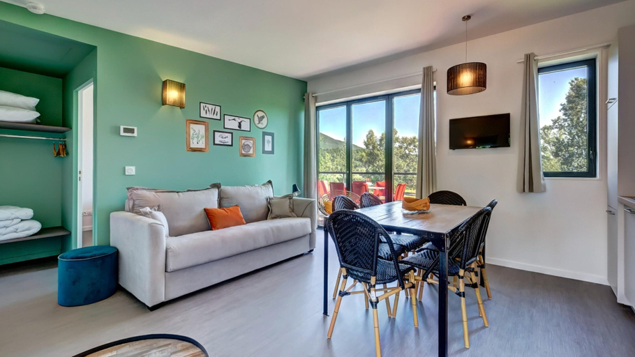 Living room, Nature-Focused 4-Guest Apartment, Savoie
