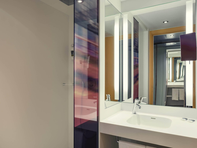 Bathroom 5, Mercure Paris Boulogne hotel, Hauts-de-Seine