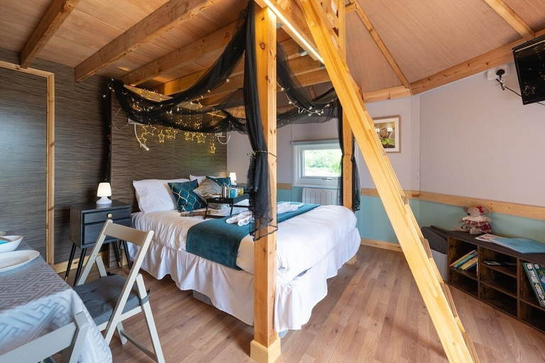 Bedroom 3, Woods Meadow Glamping, Kent