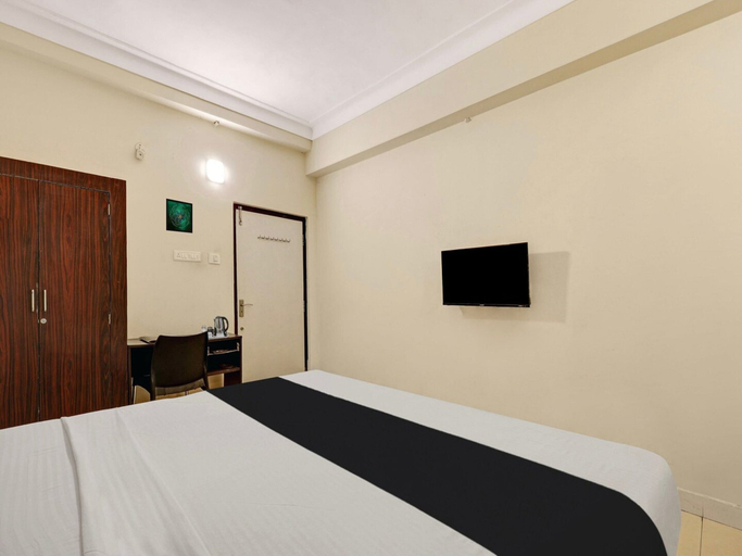 Room 5, Super OYO Collection O Jagadamba Junction Near Beach Road, Visakhapatnam