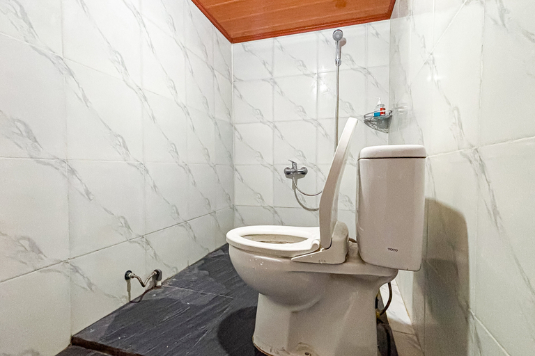 Bathroom, RedDoorz @ Hotel AVA Malioboro, Yogyakarta