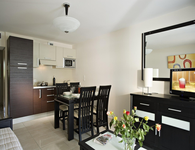 Private kitchen, Spacious Marina Stay for Six, Alpes-Maritimes