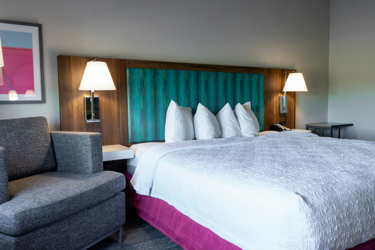 Bedroom 3, Hampton Inn Elkhorn, Walworth