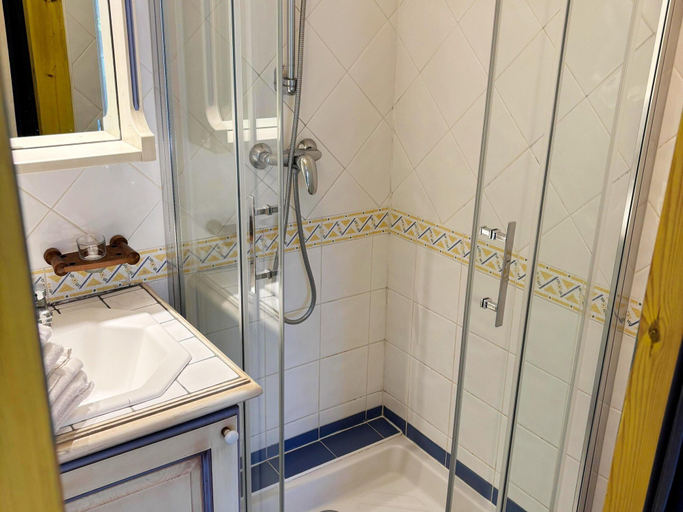 Bathroom 5, Family Suite With Pool Access, Var