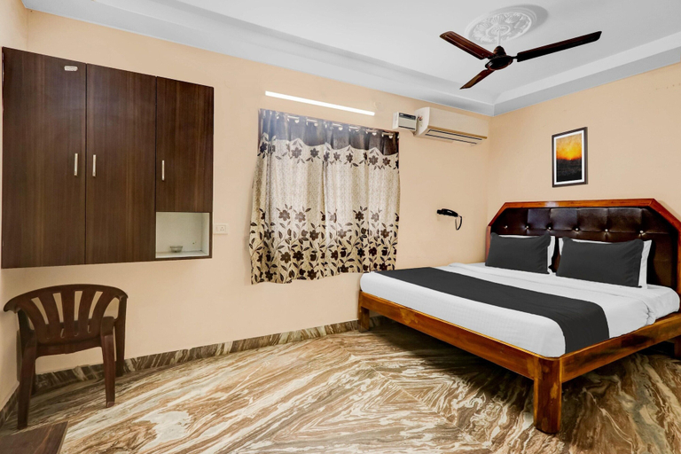 Room 2, Super OYO Hotel O Adarsh Nagar Near Kavya Hospital, Visakhapatnam