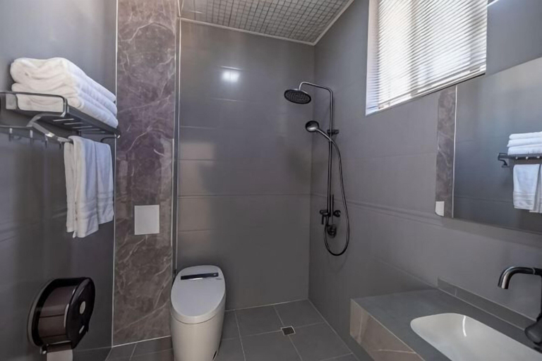 Bathroom 3, Dali Qihai Station, Dali Bai