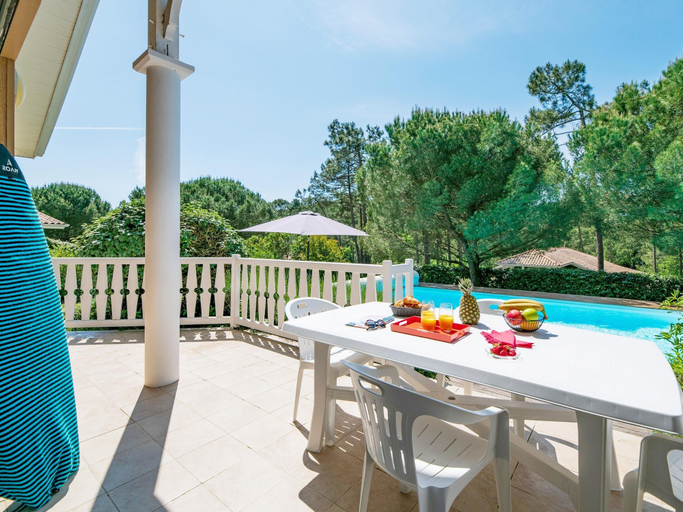 Balcony, Luxury Golf & Ocean Villa Escape, Gironde