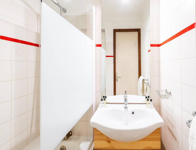 Bathroom, Slope-access Morillon Apartment for 4, Haute-Savoie