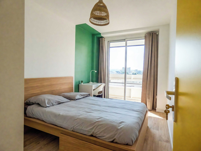 Room, Private Room in a Shared Apartment - Bron, Rhône