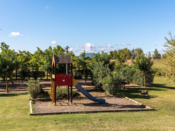 Garden 3, Home for 4 With Private Parking, Aude