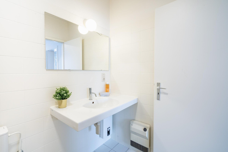 Bathroom 2, 1 Bedroom Antwerp Stay, Antwerpen