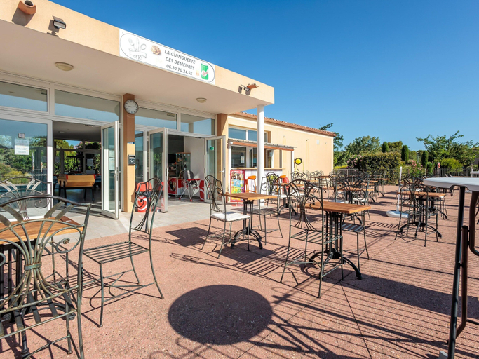 Outdoor dining, Sunlit Provençal House with Terrace, Vaucluse