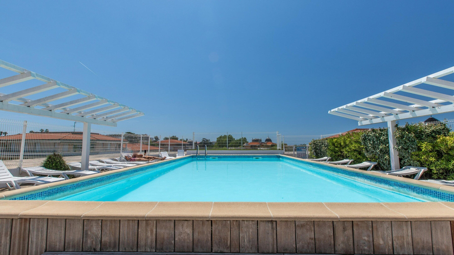 Pool 3, Coastal Stay for 4 in Cagnes-sur-mer, Alpes-Maritimes
