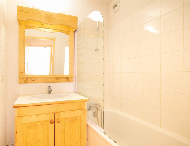 Bathroom, Cosy Alpine Studio With Wellness Access, Savoie