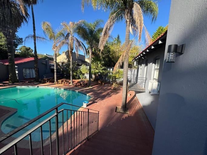 Pool 2, Boutique Hotel-Style 8Bed Villa Ferndale, City of Johannesburg