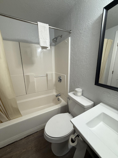 Bathroom 4, Budget Inn Bend, Deschutes