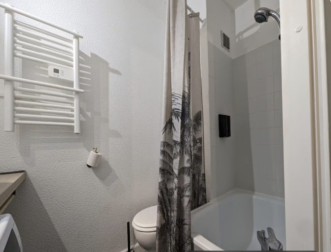 Bathroom 3, Coastal Apartment in Agde, Parking, Hérault
