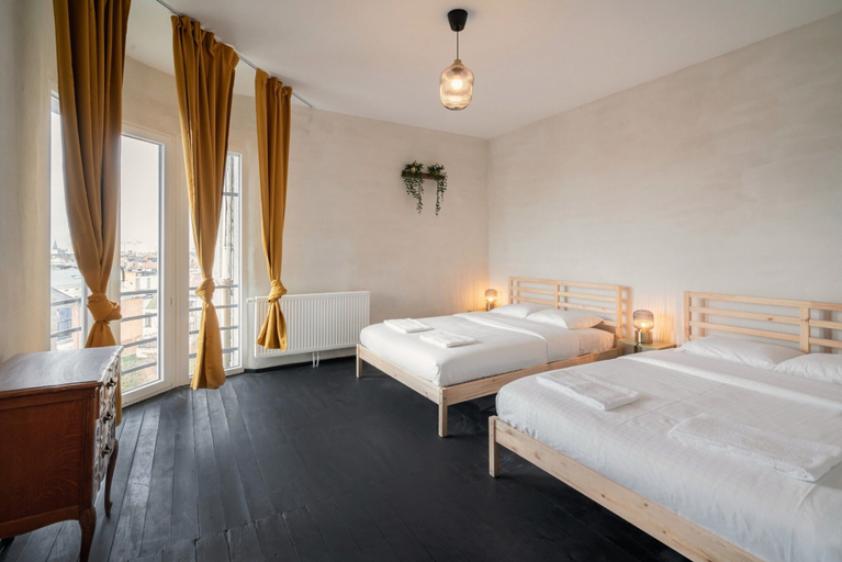 Room 2, Grand Central Station Two Bedroom Apartment, Antwerpen