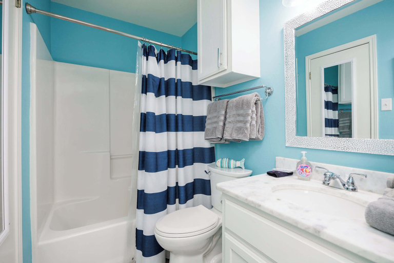 Bathroom 2, Wave on Wave Modern & Cozy, Nueces