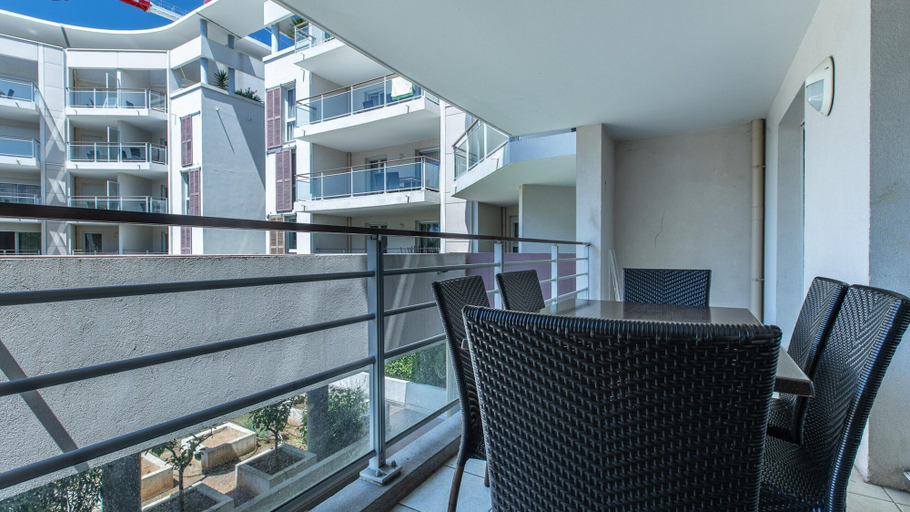 Balcony 5, Spacious French Riviera Stay for 6, Alpes-Maritimes