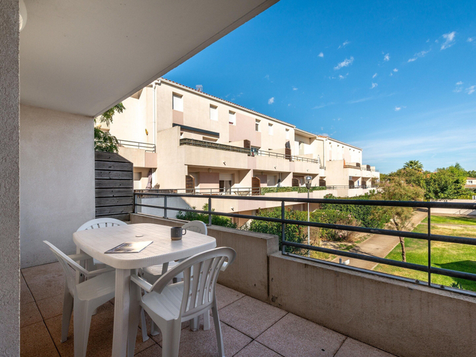 Balcony 4, Coastal Stay for 4 With Air-conditioning, Gard