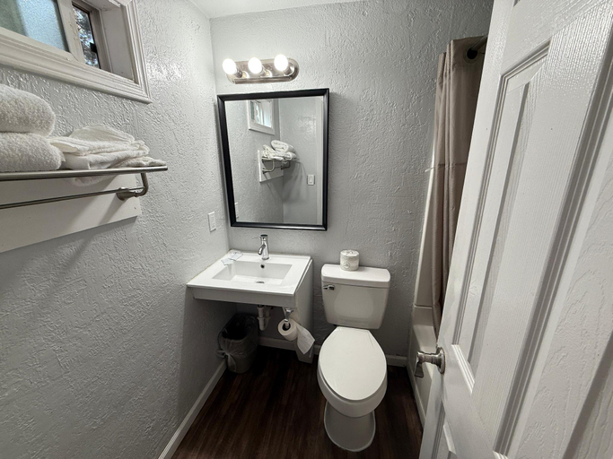 Bathroom 5, Budget Inn Bend, Deschutes
