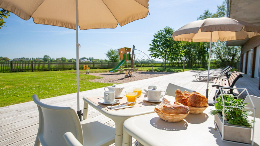 Balcony 3, Spacious Stay for 6 Near Emerald Coast, Ille-et-Vilaine