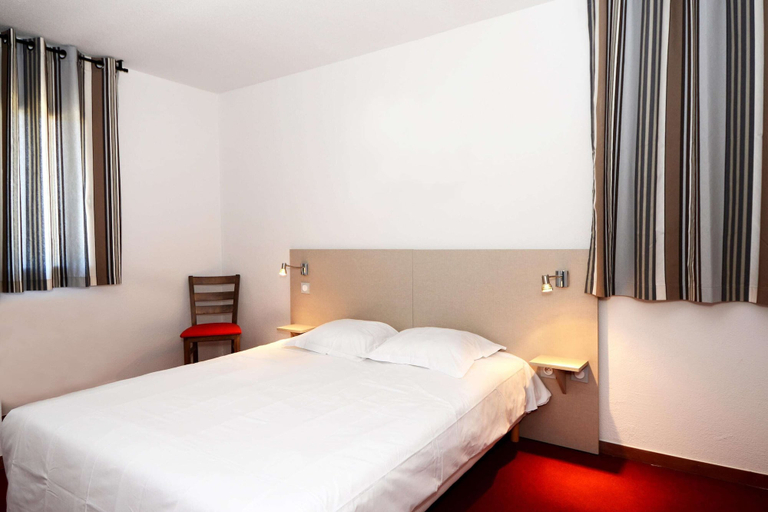 Room 2, Spacious 8-guests Holiday Apartment, Pyrénées-Orientales