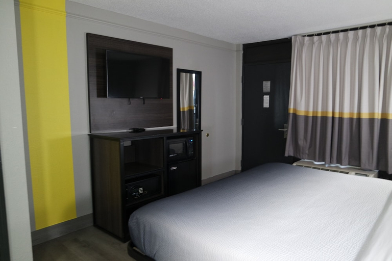 Bedroom 2, Super 8 by Wyndham Savannah, Chatham