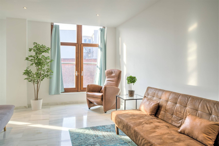 Living room 5, 9-persons Apartment in Centre of Antwerp, Antwerpen
