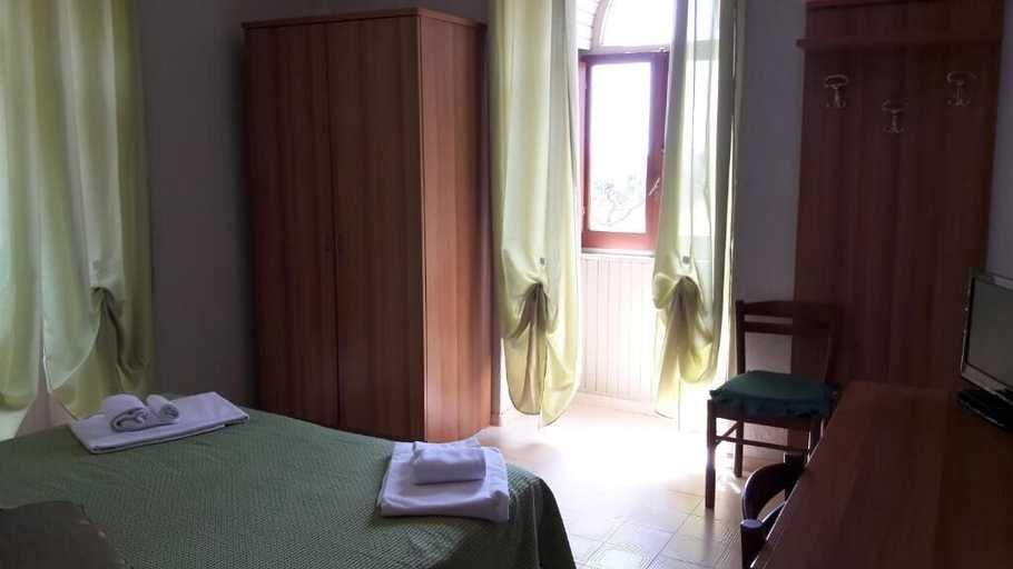 Bedroom 2, Hotel Residence Moneglia, Genova