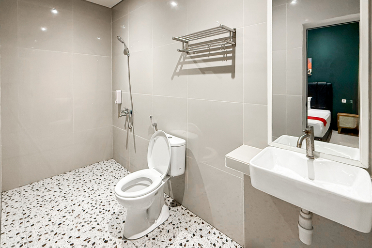 Bathroom 3, RedDoorz Plus near Alun Alun Kota Blora, Blora