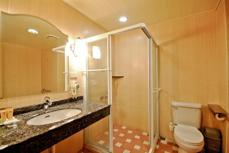 Bathroom, F Hotel Tainan, Tainan