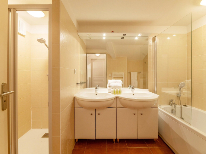 Bathroom 5, French Riviera Bay Retreat, Gironde