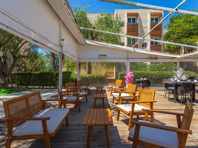 Outdoor dining, Spacious Chic Stay Near Golden Isles, Var