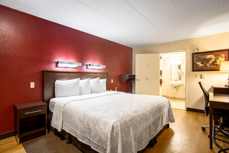 Bedroom 4, Red Roof PLUS+ Baltimore-Washington DC/BWI Airport, Anne Arundel