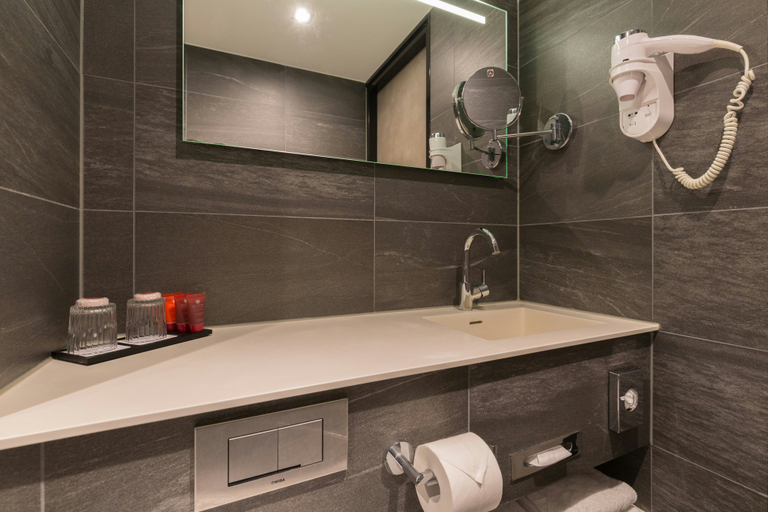 Bathroom 4, Leonardo Hotel Groningen Stadspark, Groningen