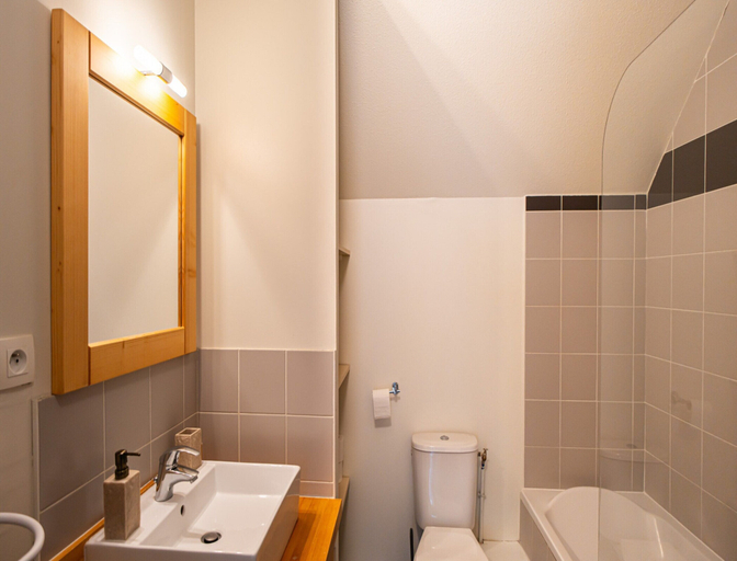 Bathroom 5, Functional Alpine Base for 8 Guests, Hautes-Pyrénées