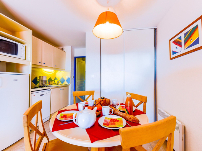 Dining 2, Apartment in Le Barcares With Pool, Pyrénées-Orientales