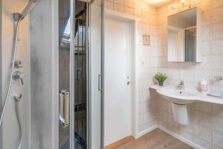 Bathroom 2, Aesthetic 2BR Apartment in Antwerp, Antwerpen
