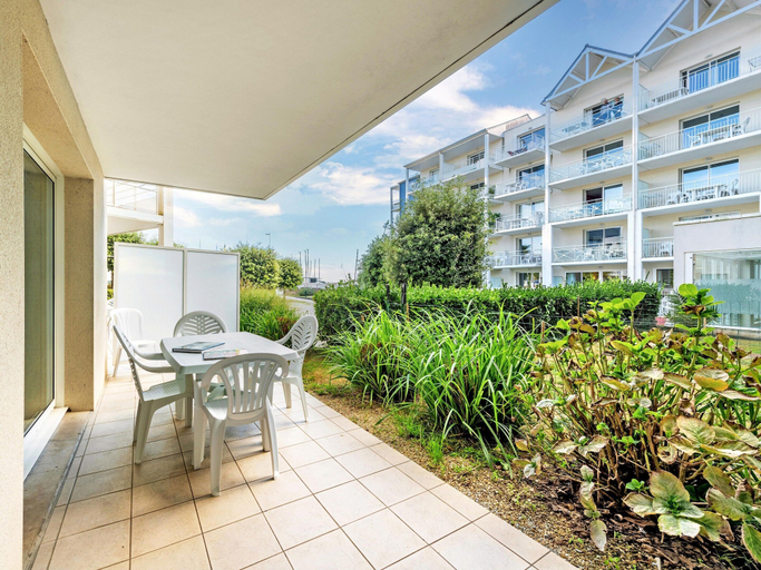 Balcony 3, Beach Stay With Pool for 6, Finistère