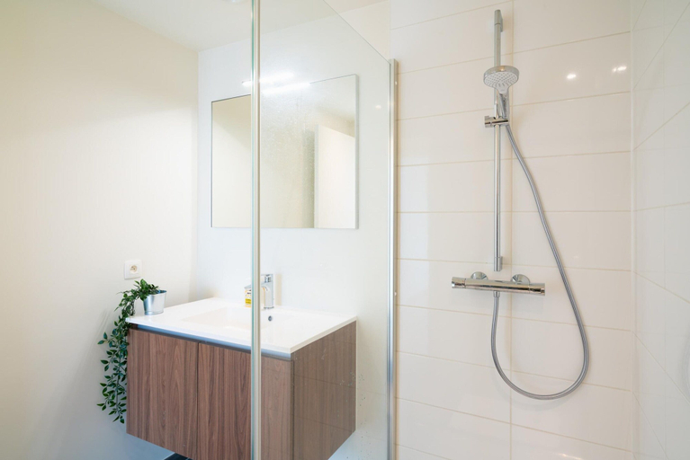 Bathroom 4, Executive 3BR Apartment in Antwerp, Antwerpen