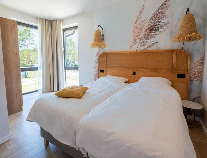 Room 2, Water's Edge Wellness Retreat With Sauna