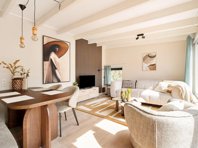 Living room 5, Fantastic Holiday Home Near hot tub, Zijpe