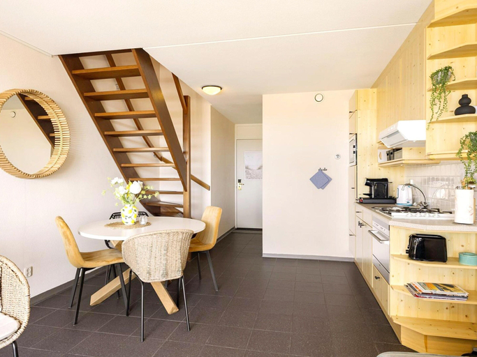 Dining 5, Beautiful Modern Furnished Apartment, Zijpe